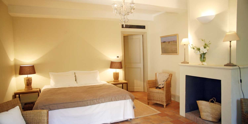 Chambre de la villa provençale sur l'île des Embiez, à proximité de Toulon