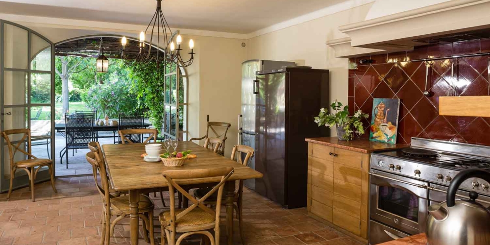 Cuisine ouverte sur la terrasse - Villa provençale sur l'île des Embiez, à proximité de Toulon