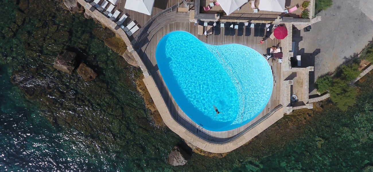 Vue aérienne de l'hôtel Delos sur l'île de Bendor