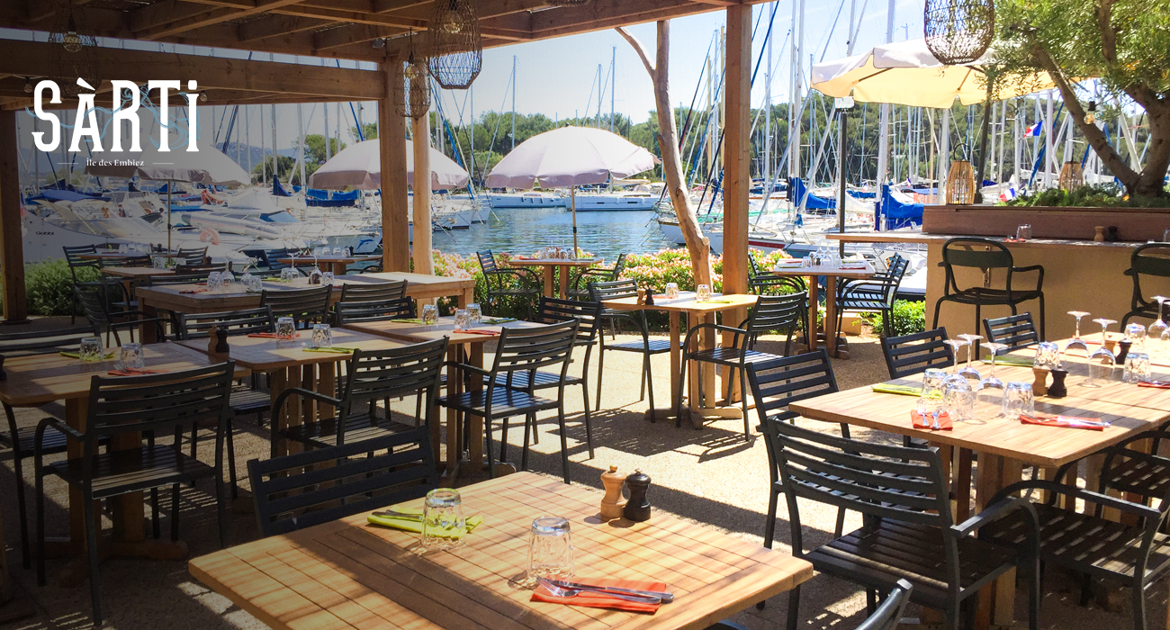 Pause-déjeuner sur la terrasse du Sàrti